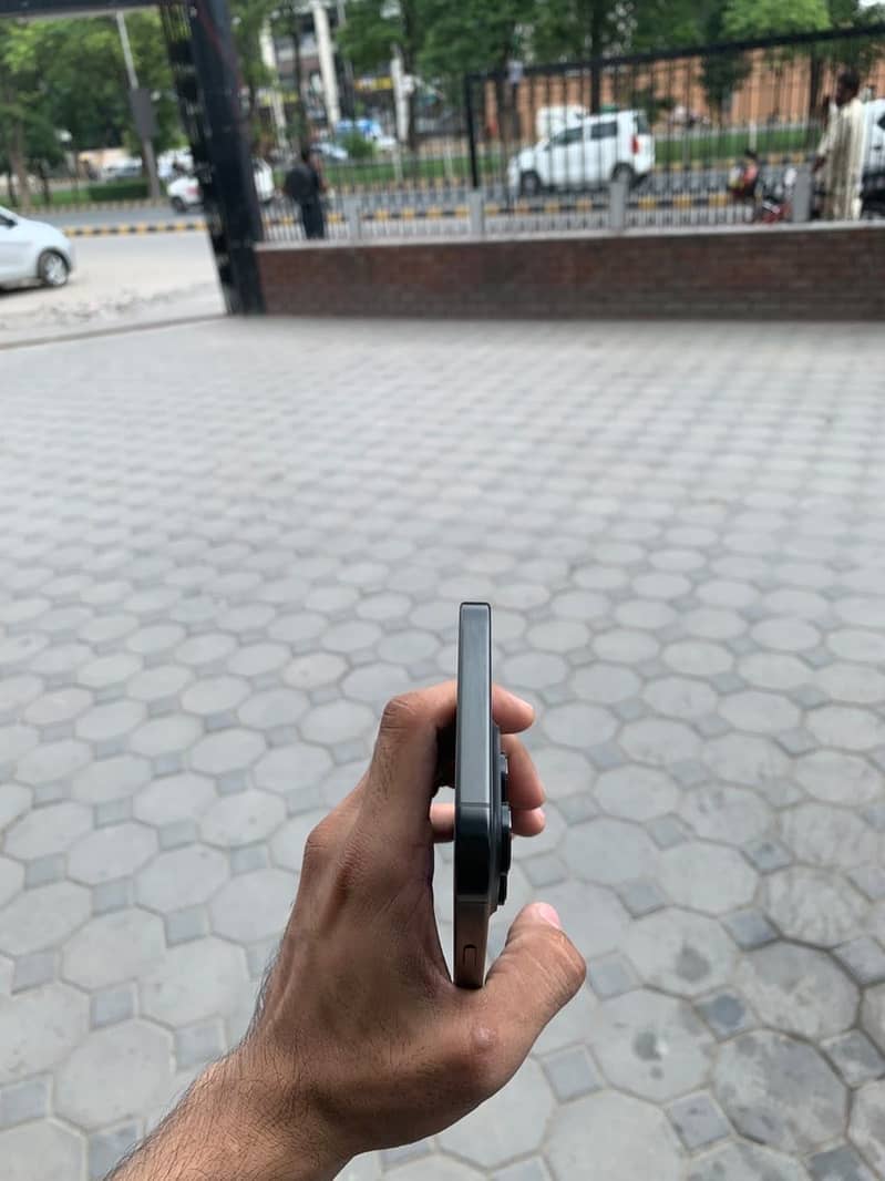 Apple iPhone 16 Pro Max 2