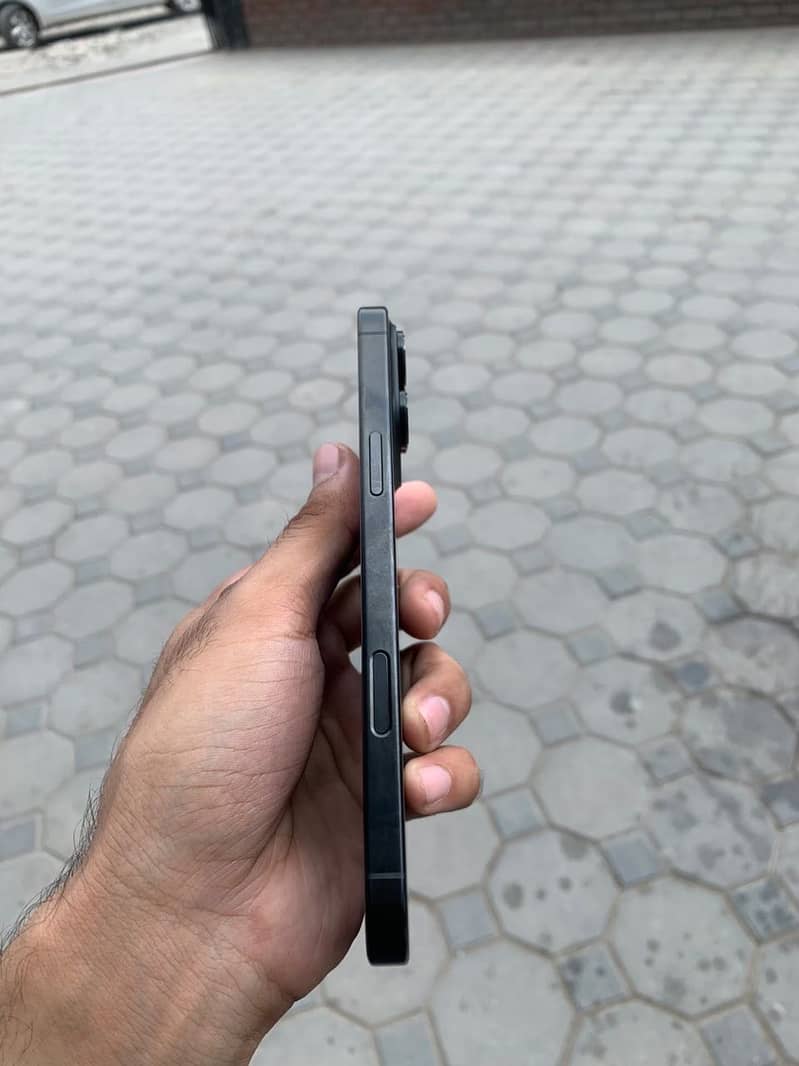 Apple iPhone 16 Pro Max 3