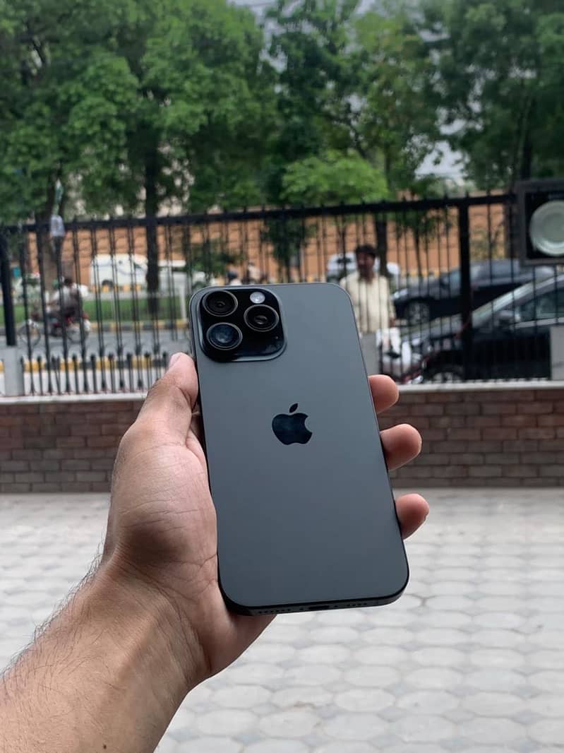 Apple iPhone 16 Pro Max 7