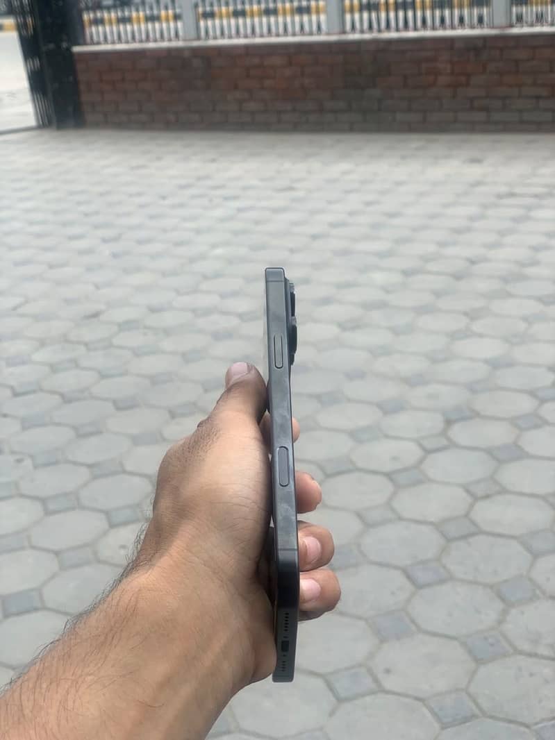 Apple iPhone 16 Pro Max 8