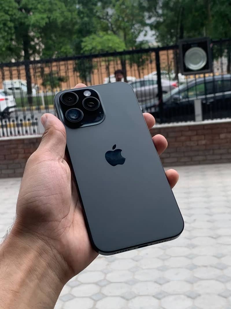 Apple iPhone 16 Pro Max 9
