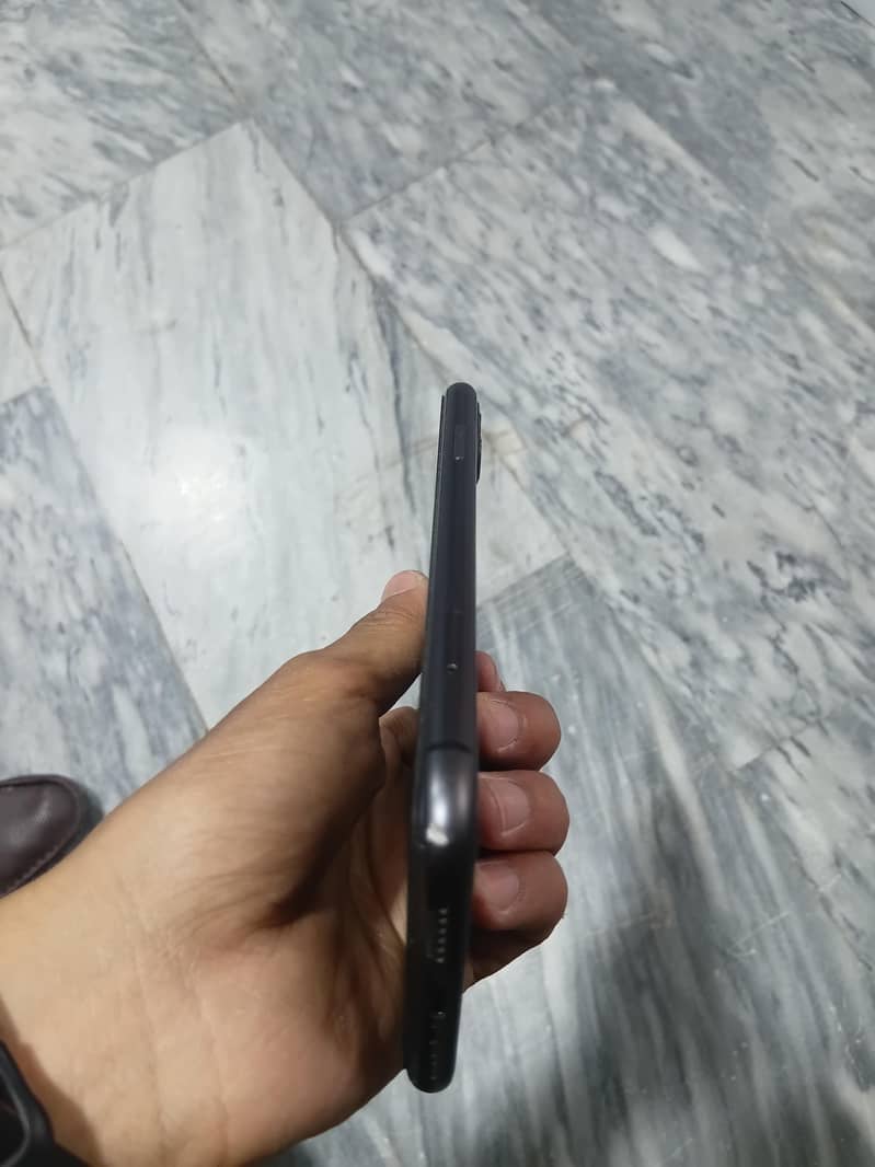Apple iPhone 11 4