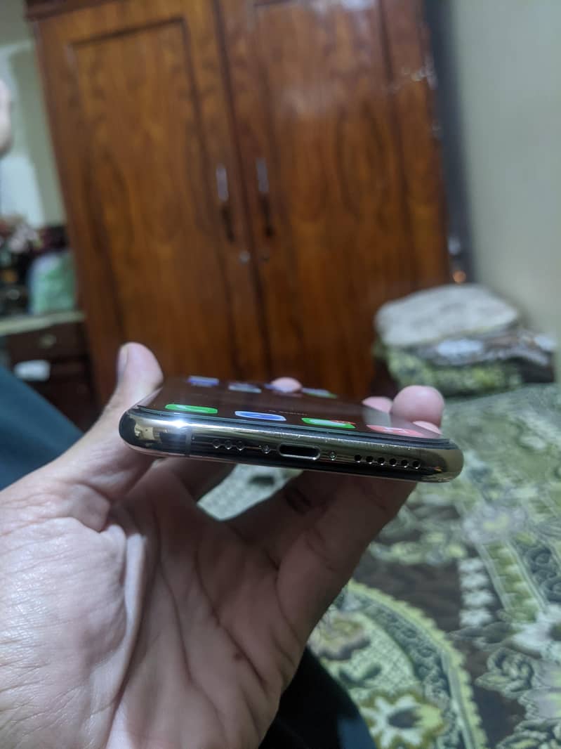 Apple iPhone 11 Pro 4