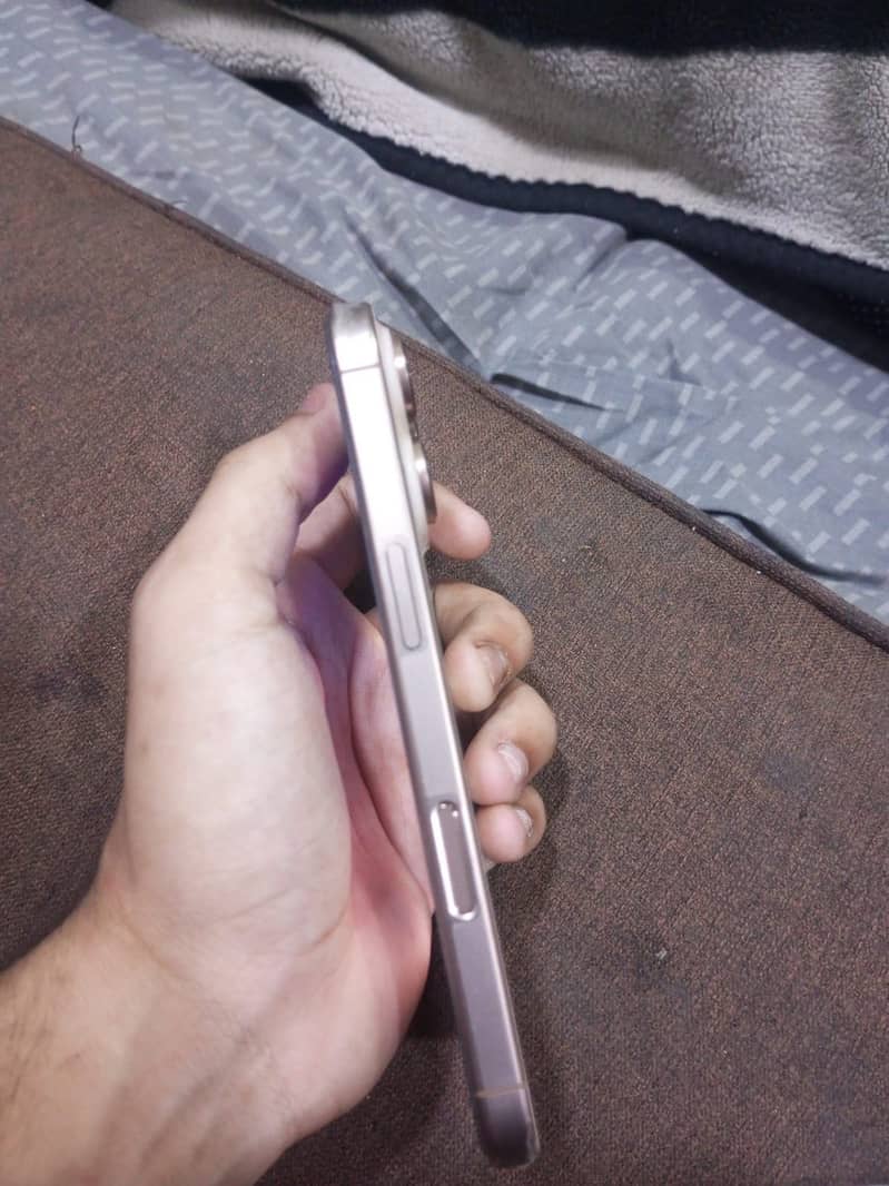 Apple iPhone 16 Pro 1