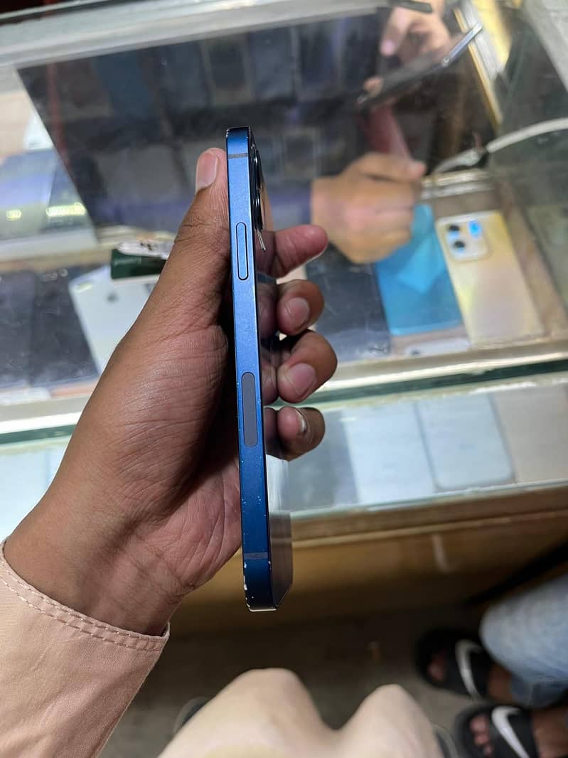 Apple iPhone 12 4