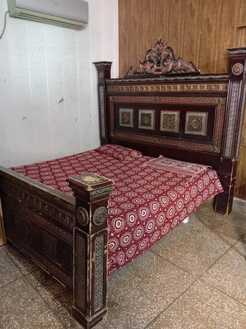 King size bed 0