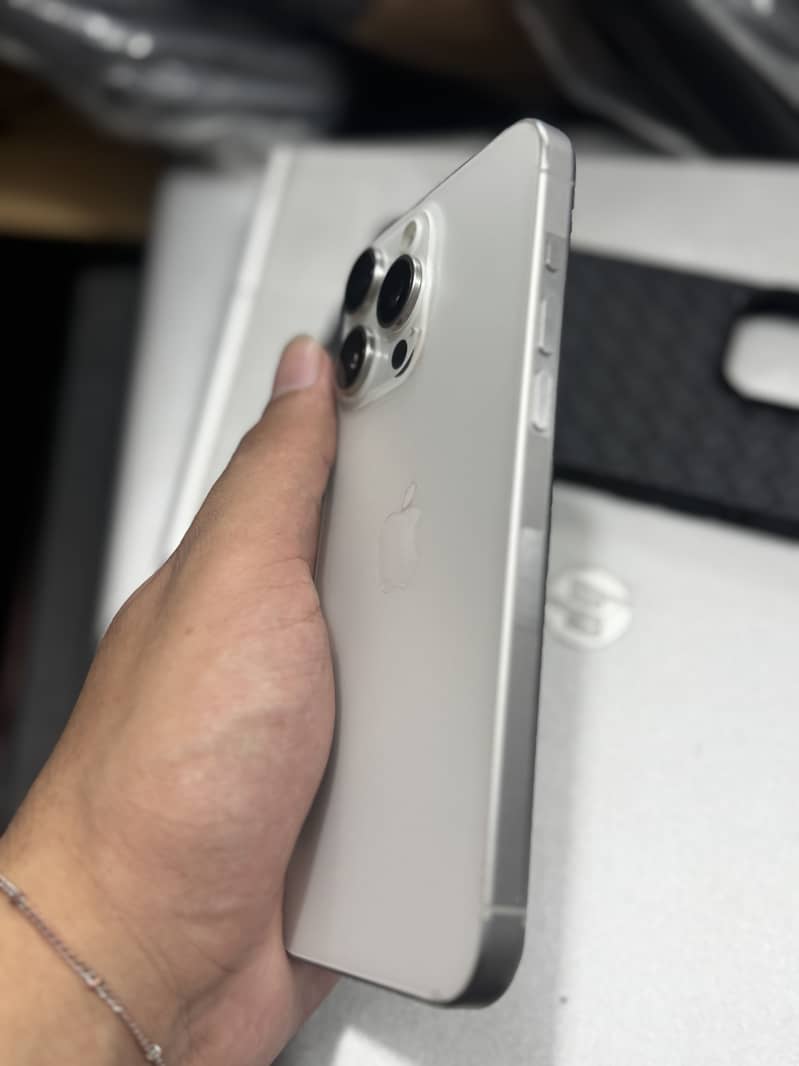 Apple iPhone 15 Pro Max 4