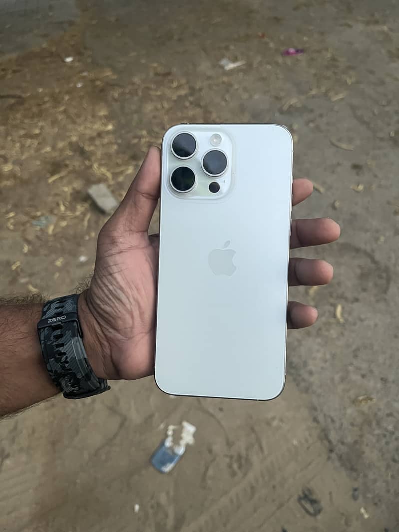 Apple iPhone 15 Pro Max 3