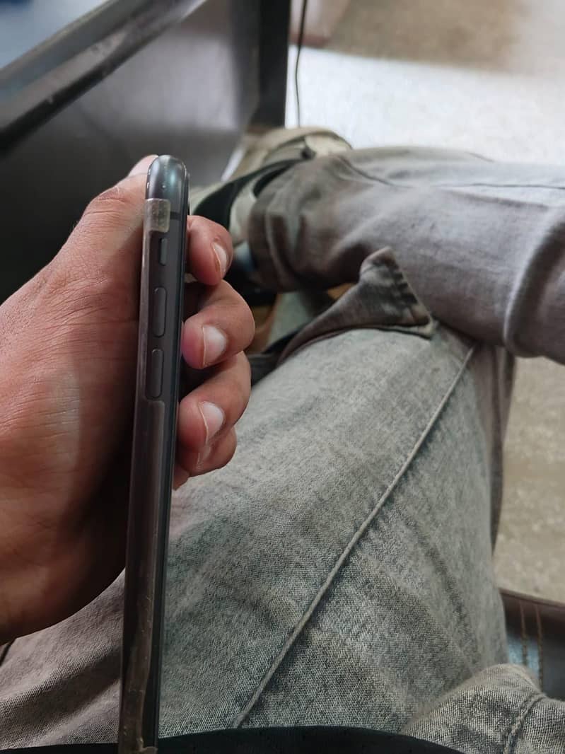 Apple iPhone 11 3