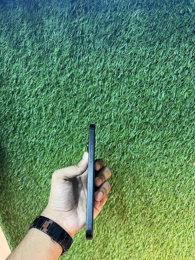 Apple iPhone 15 Pro Max 4