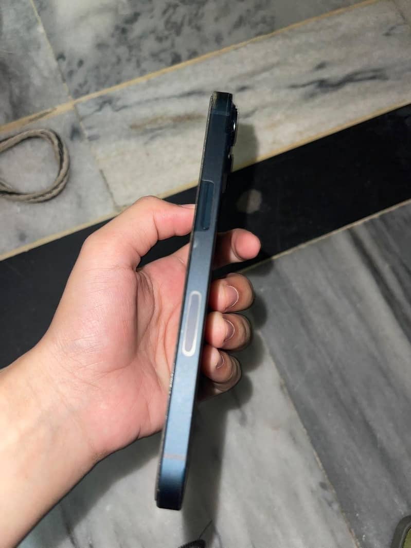 Apple iPhone 13 2