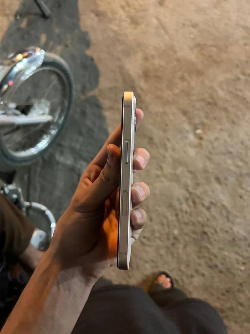 Apple iPhone 13 2