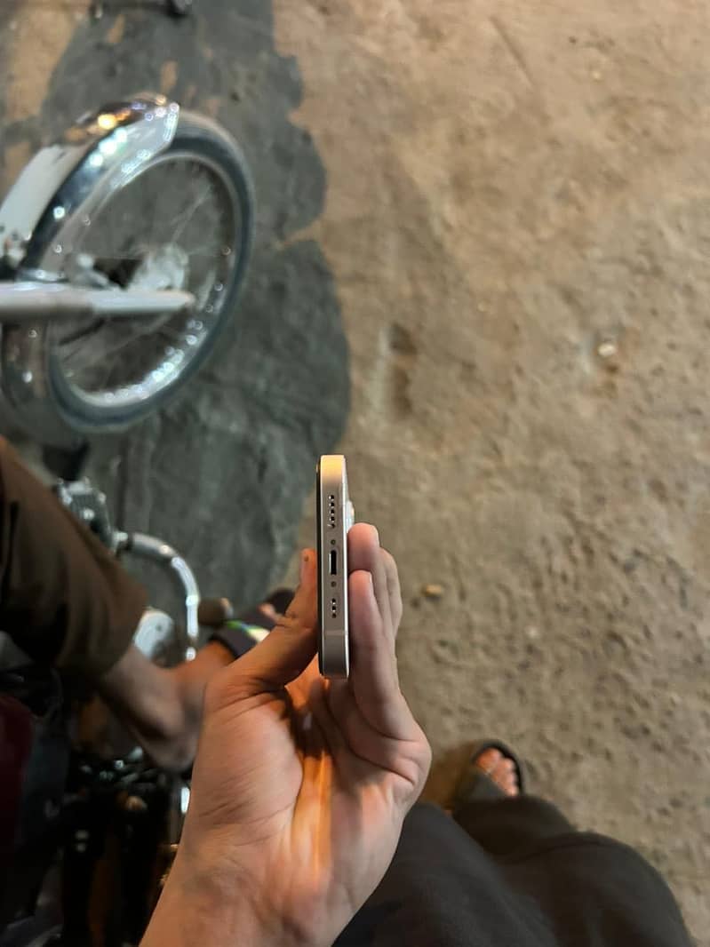 Apple iPhone 13 3