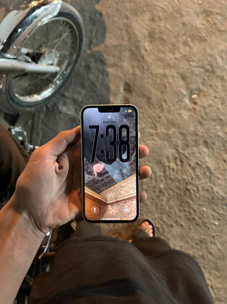 Apple iPhone 13 8