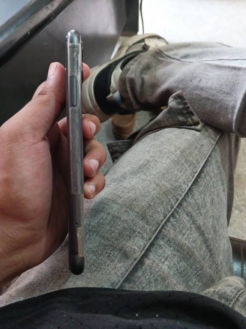 Apple iPhone 11 4