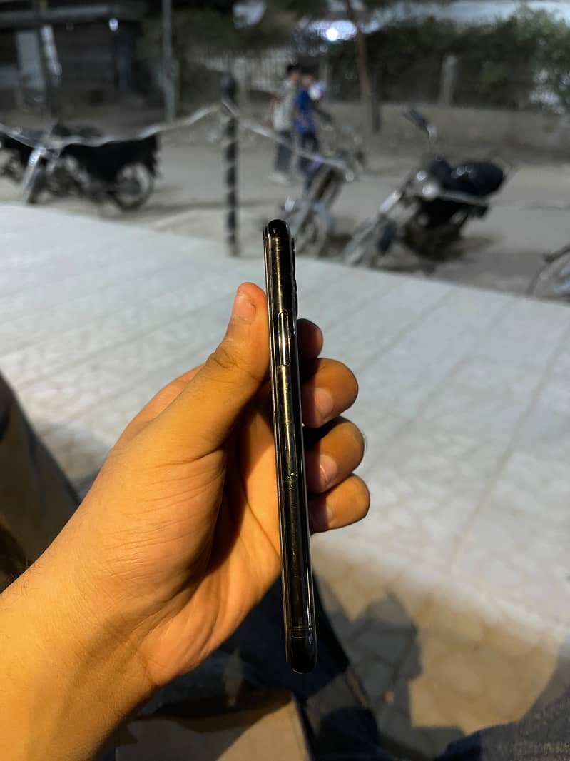 Apple iPhone 11 Pro 1