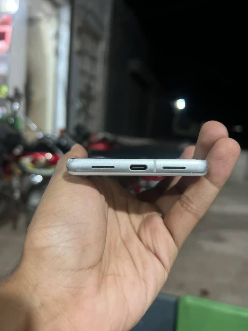 Google Pixel 7 4