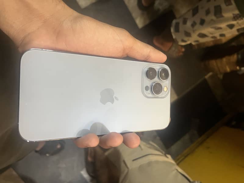 Apple iPhone 13 Pro Max 4