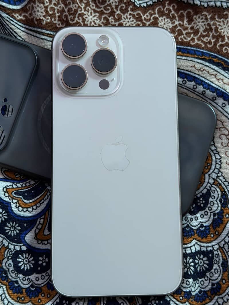 Apple iPhone 16 Pro Max 3