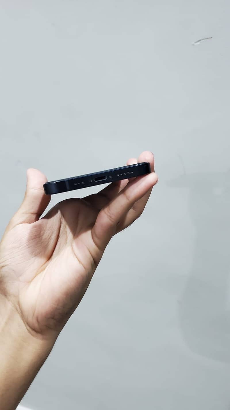 Apple iPhone 12 4