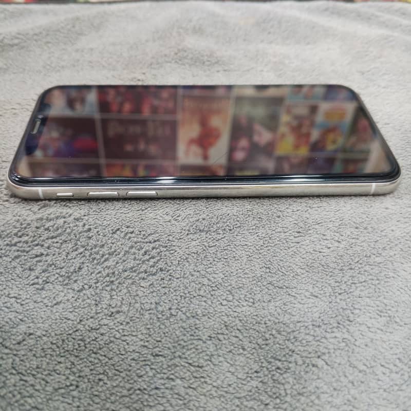 Apple iPhone X 4
