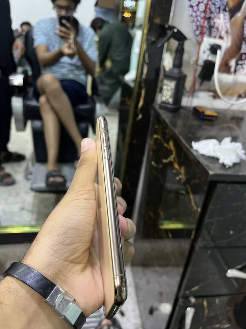 iPhone 11 Pro Max 4