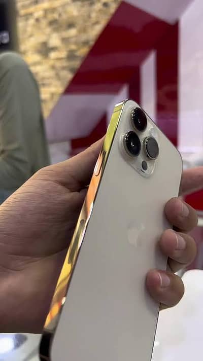Apple iPhone 14 Pro Max gold