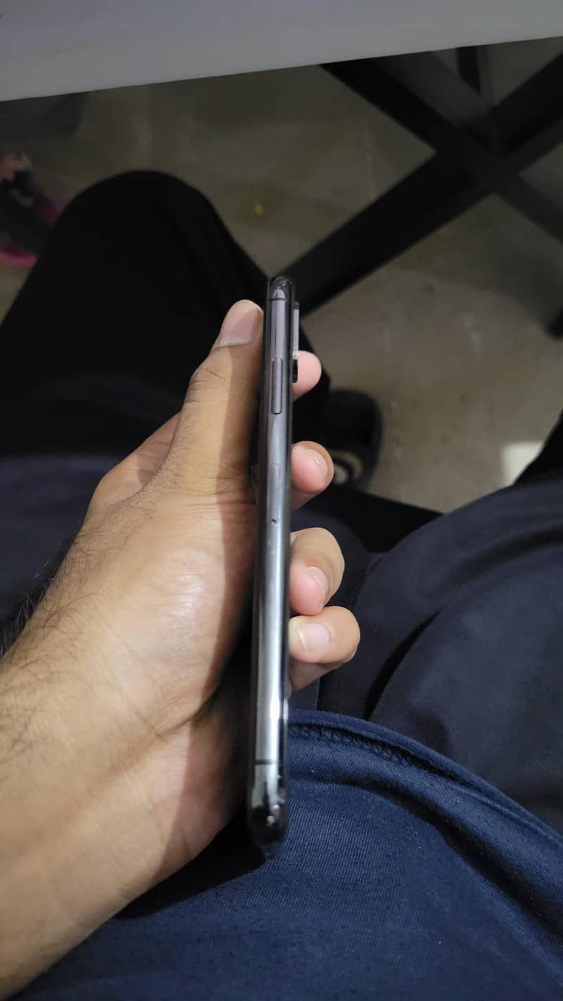 Apple iPhone XS 4