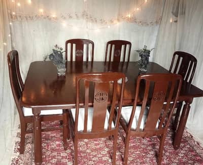 Beautiful dining table with 6 chairs