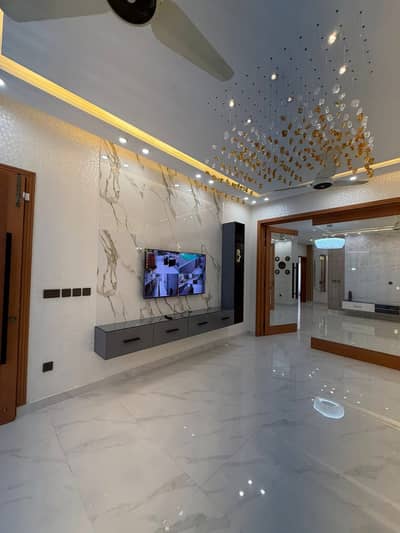 10 Marla Neat & Clean House with Gas Bahria Town Lahore