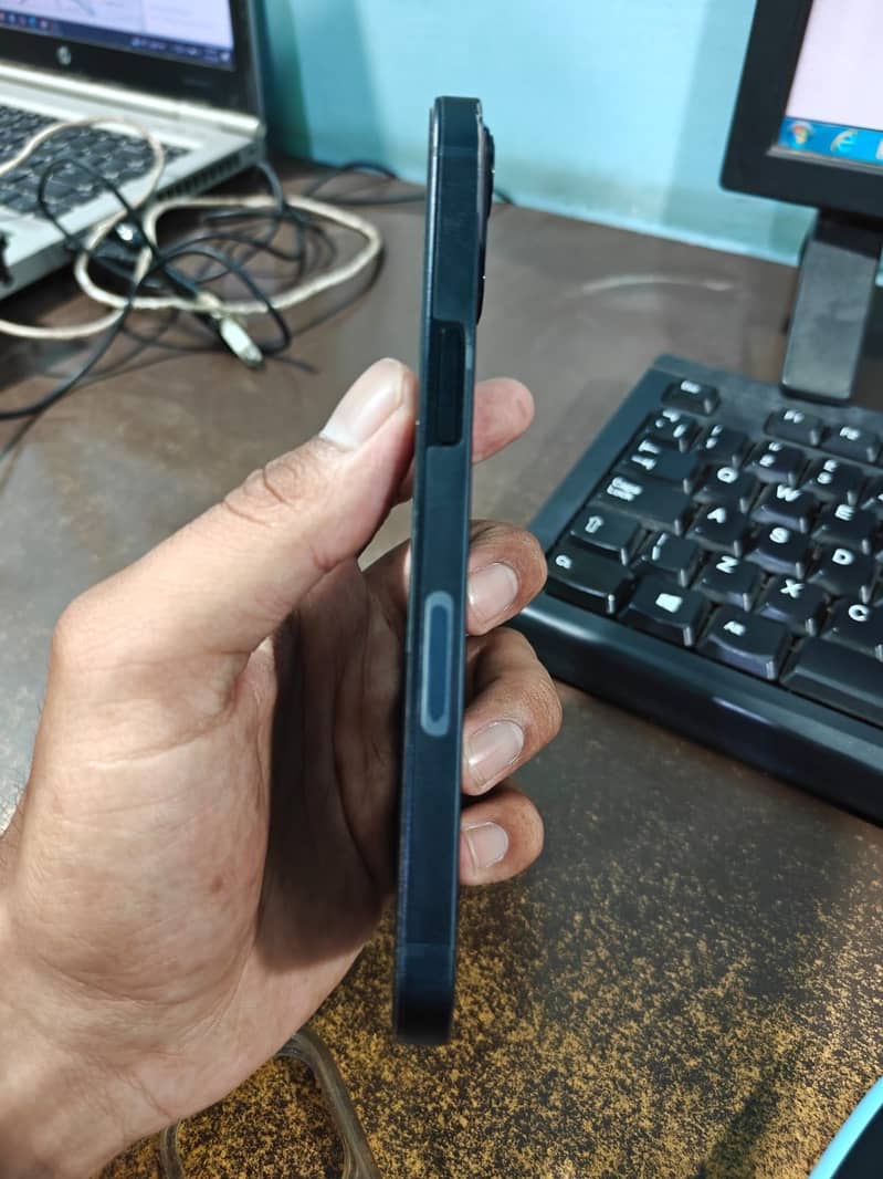 Apple iPhone 13 5