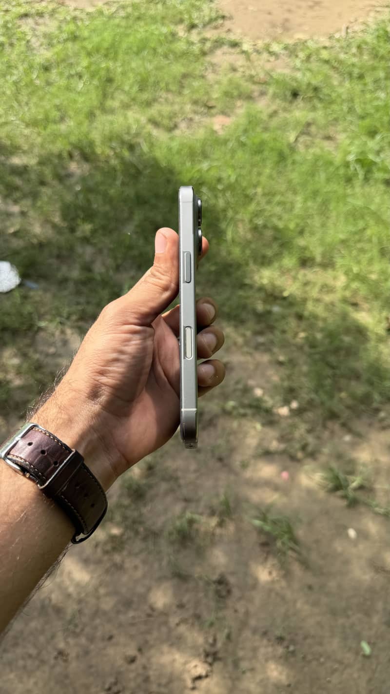 Apple iPhone 16 Pro 3