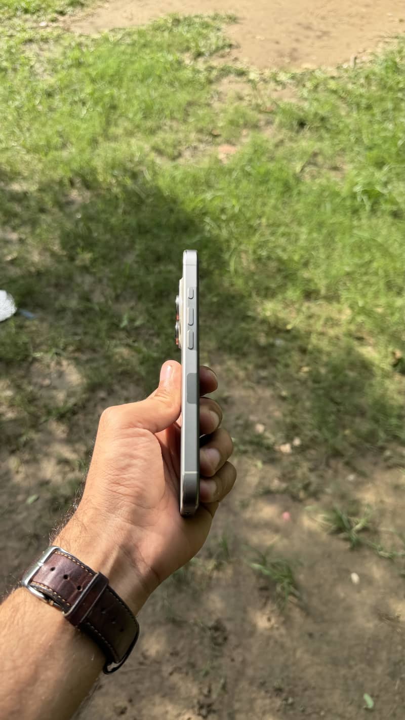 Apple iPhone 16 Pro 4