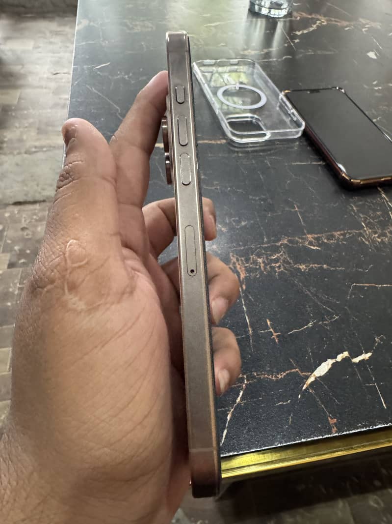 Apple iPhone 16 Pro Max 1
