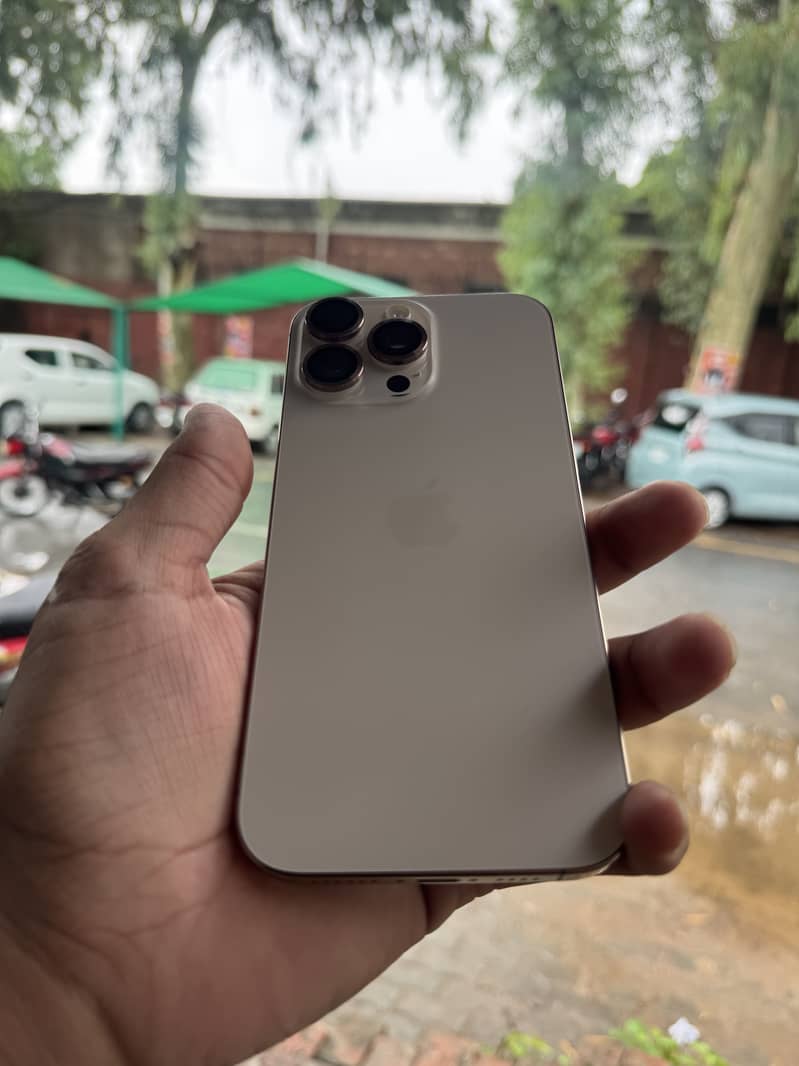 Apple iPhone 16 Pro Max 9