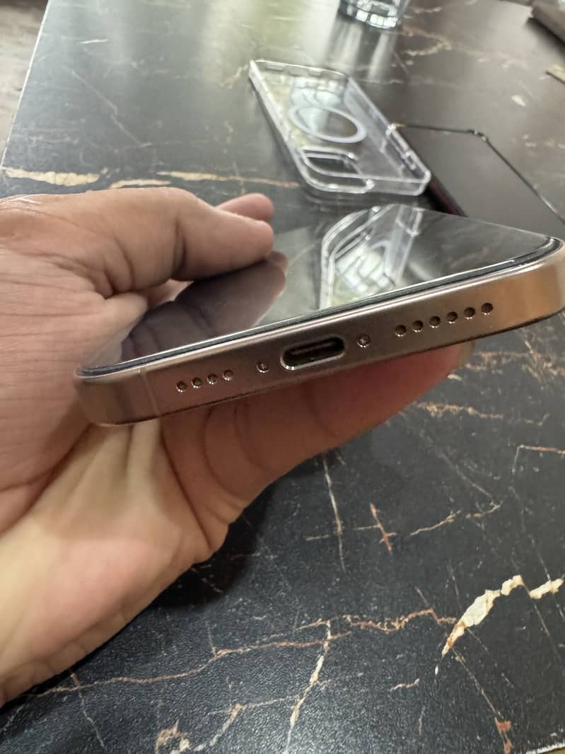 Apple iPhone 16 Pro Max 10
