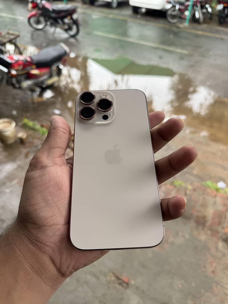 Apple iPhone 16 Pro Max 11