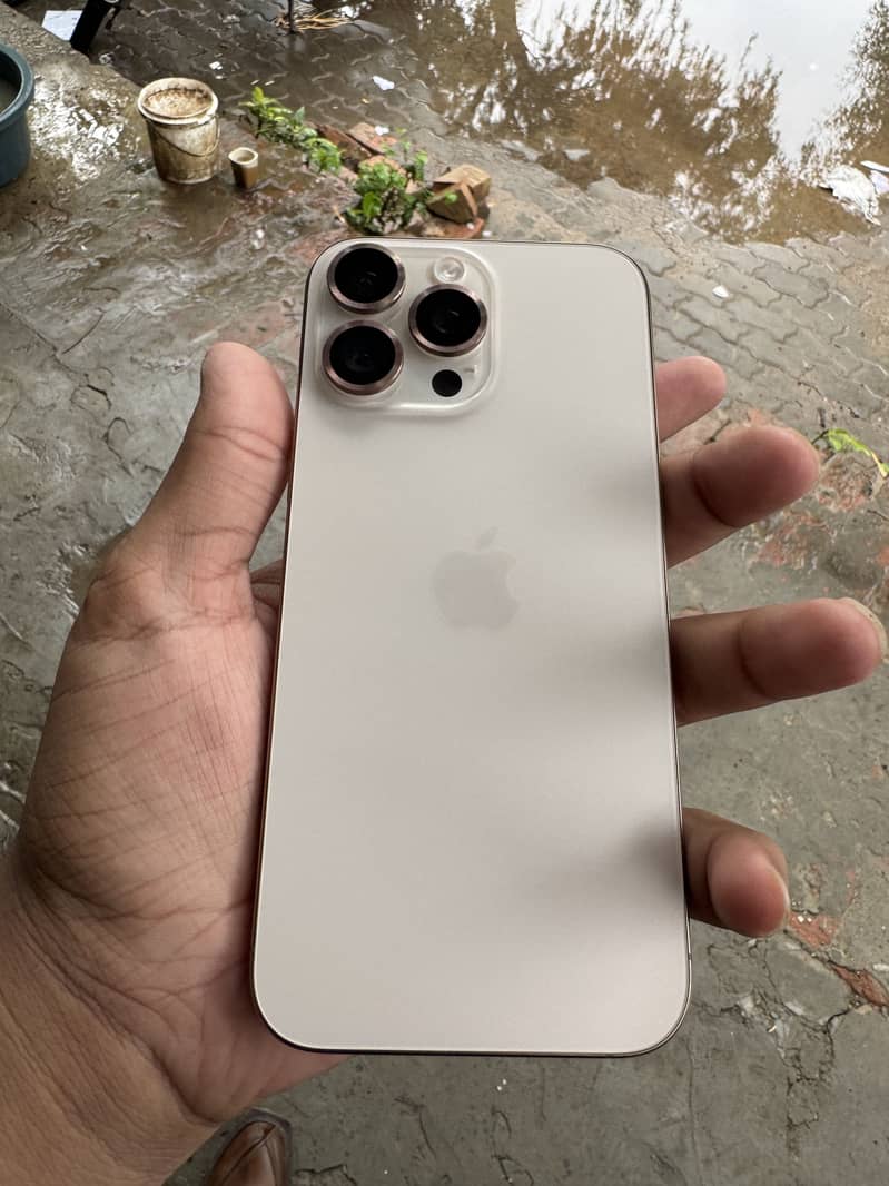 Apple iPhone 16 Pro Max 12