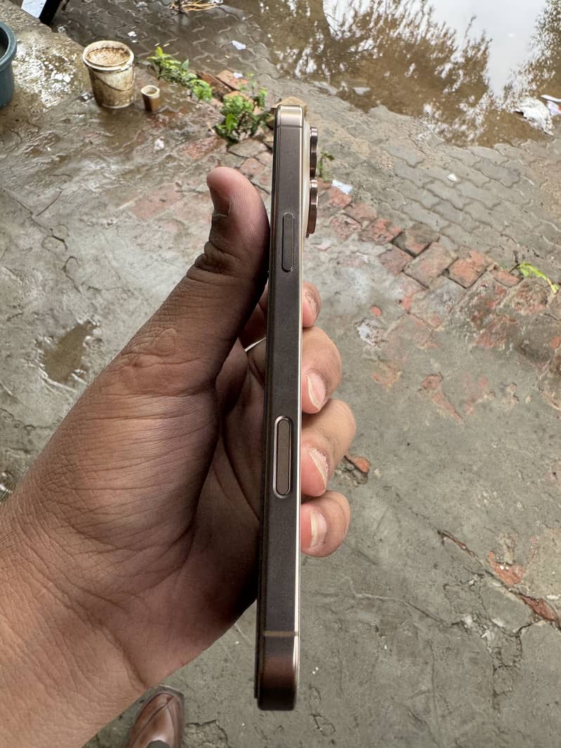 Apple iPhone 16 Pro Max 14