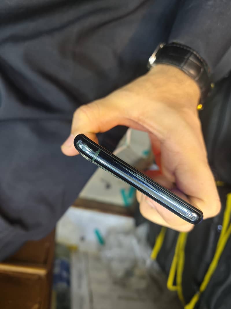 Apple iPhone 11 Pro Max 4