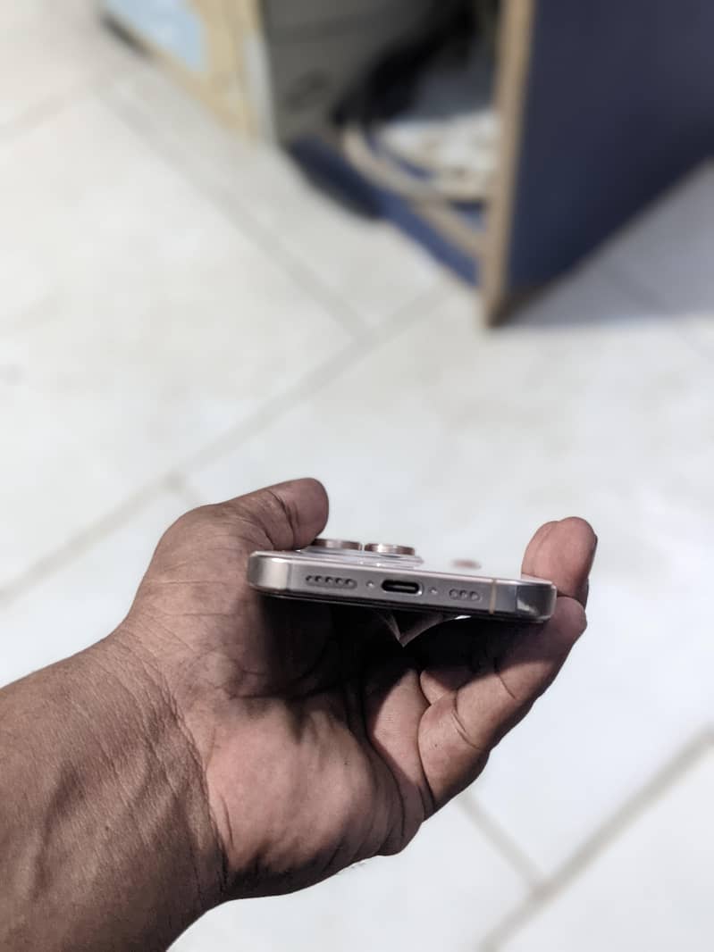 iPhone 16 Pro 4