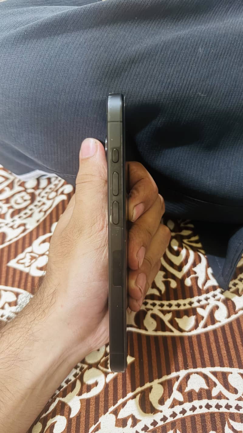 Apple iPhone 15 Pro 4