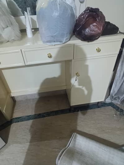 White Dressing Table with Large Mirror – new – Good Condition
