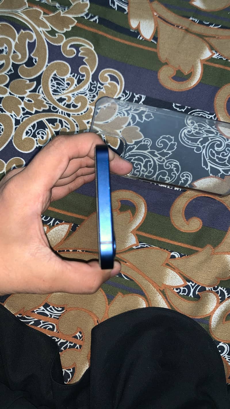 Apple iPhone 12 4