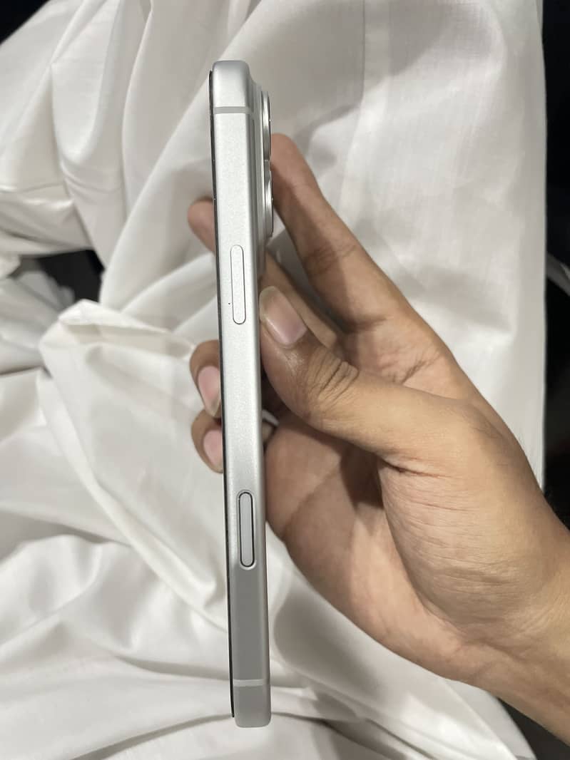 Apple iPhone 17 Pro Max 4