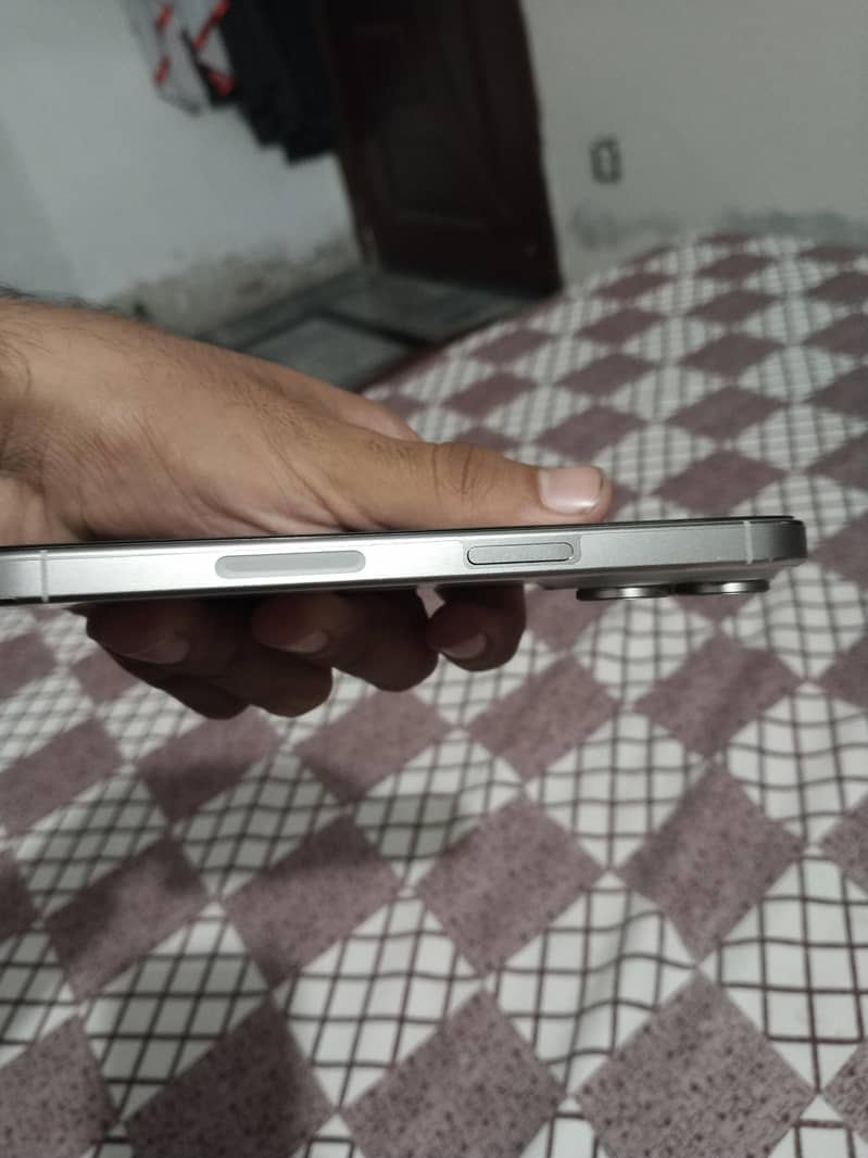Apple iPhone 15 Pro 2