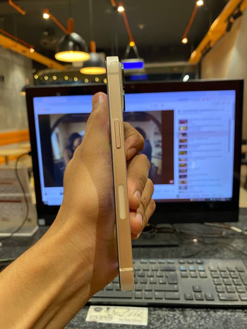 Apple iPhone 13 5