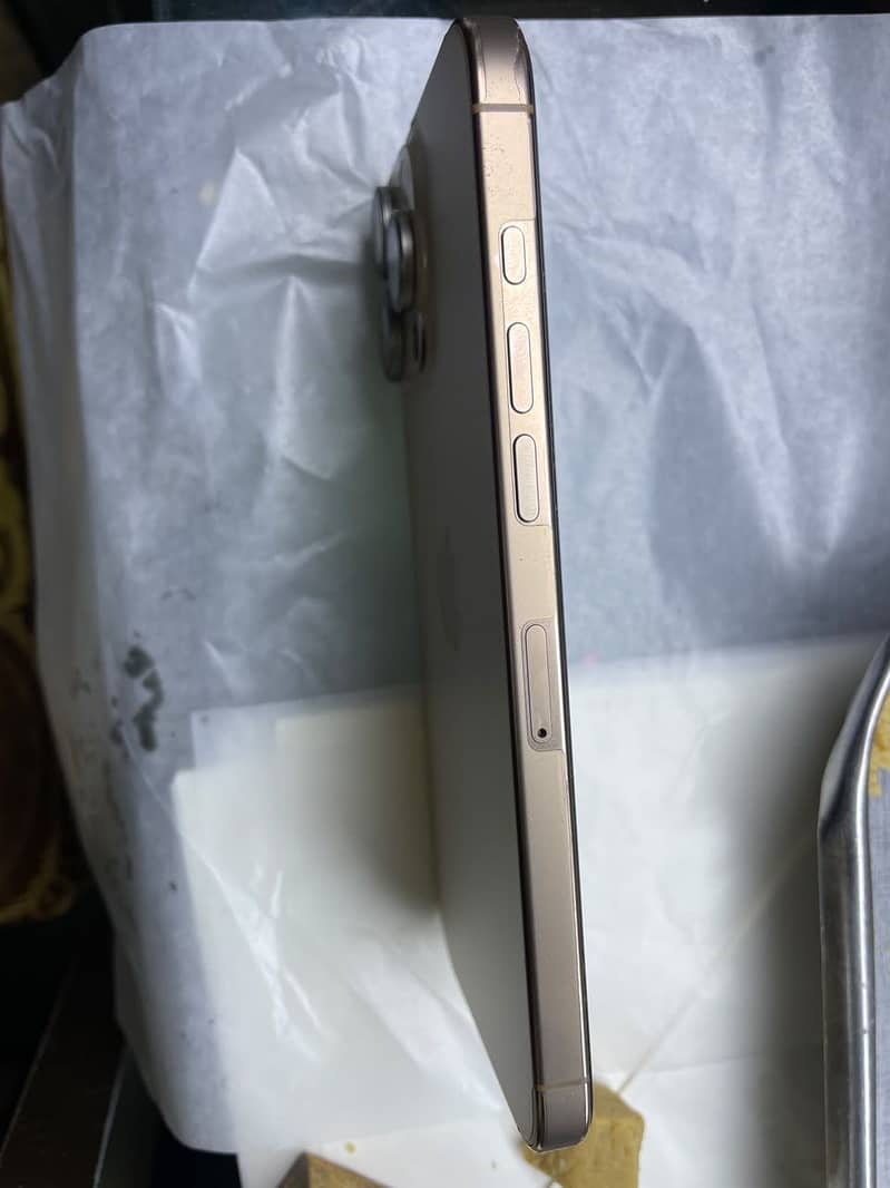 Apple iPhone 16 Pro Max 3