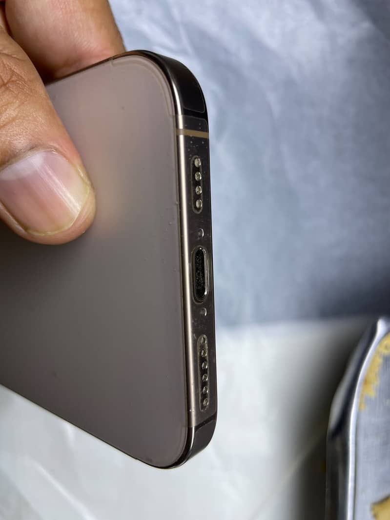 Apple iPhone 16 Pro Max 4
