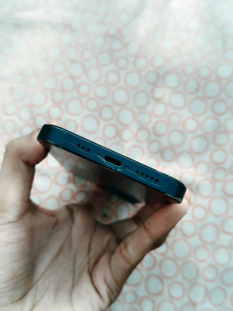 Apple iPhone 13 8